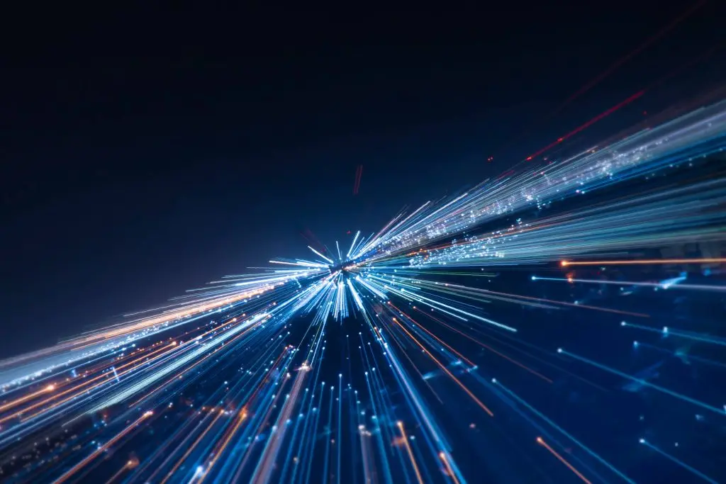 Lichtsporen als beeld voor een snelle internetverbinding