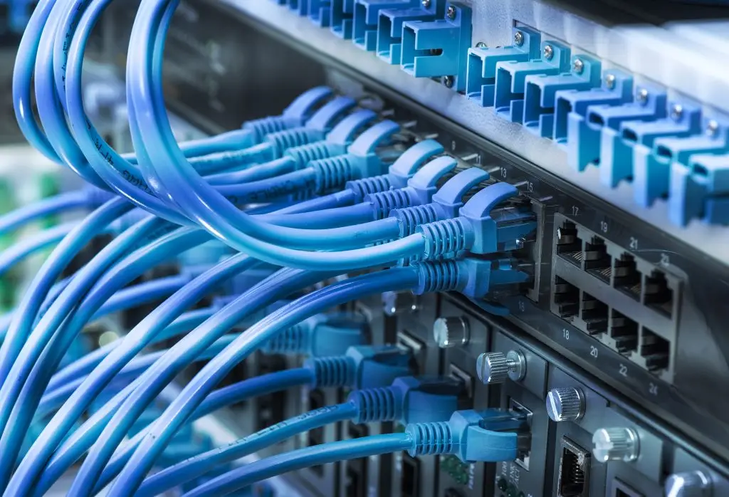 Netwerkkabels aangesloten op een switch in een serverrack
